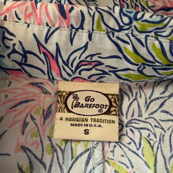 Go Barefoot Hawaiian shirt woman’s size small. Blue, pink and green pineapples - Picture 5 of 10